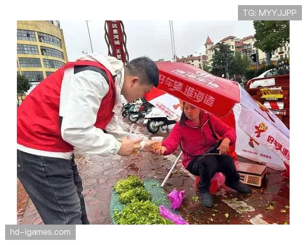 大雨中的温情——志愿者为车手递上自制姜茶